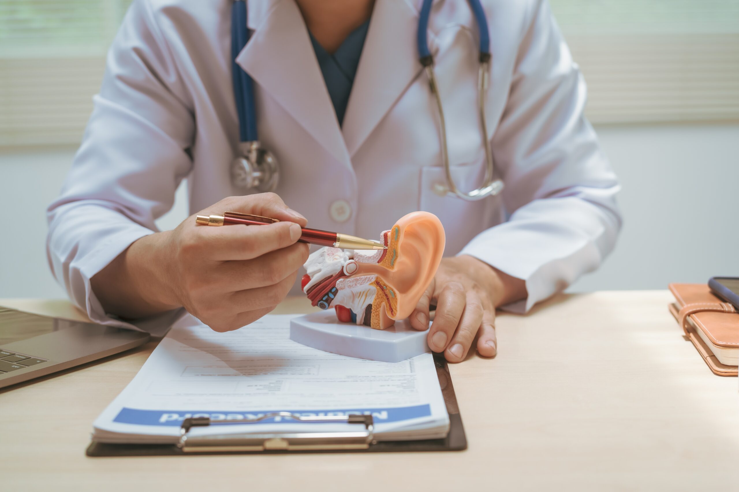 Αιφνίδια βαρηκοΐα: Αίτια, συμπτώματα και τι να κάνετε